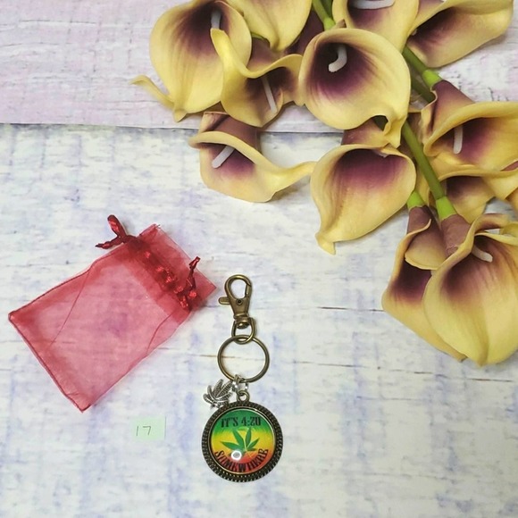 Handmade Leaf Keychain - Picture 1 of 4